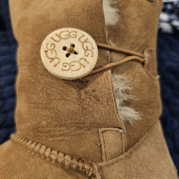 UGG Bailey 3 Button Shearling Boot - Picture 11 of 16